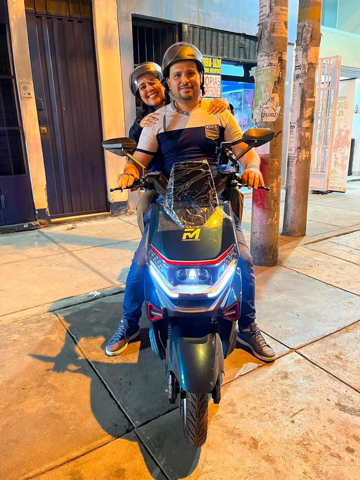 Pareja de clientes Dorcas en scooter electrico negro